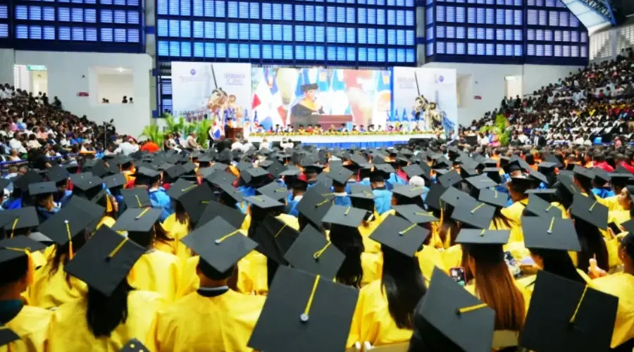 UASD gradúa 1,577 nuevos profesionales en la región Este durante ceremonia en La Romana