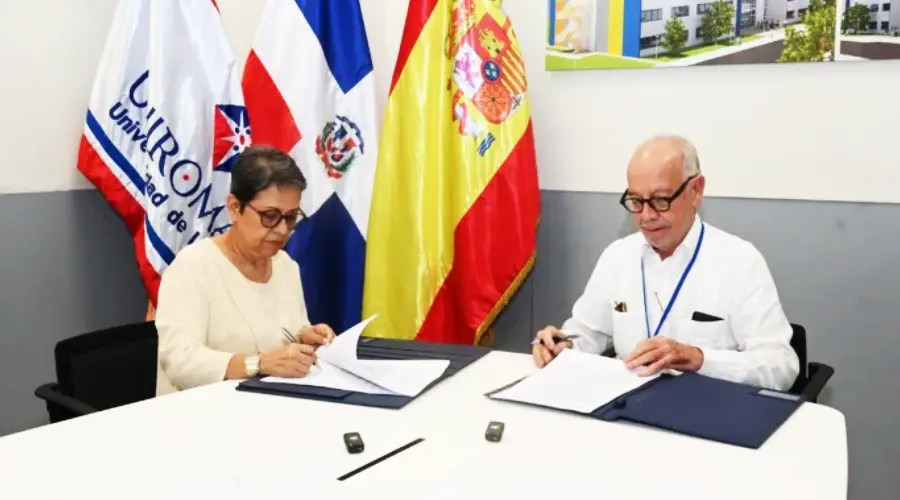 Voluntariado BanReservas y UNIROMANA firman acuerdo para otorgar becas a estudiantes sobresalientes