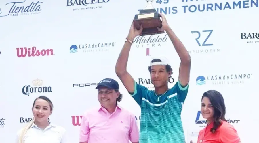 Enmanuel Muñoz se corona campeón del Torneo Internacional de Tenis de Campo 2025 en Casa de Campo