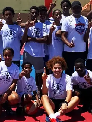 Emely Rodríguez imparte clínica de baloncesto en su natal Villa Pereyra