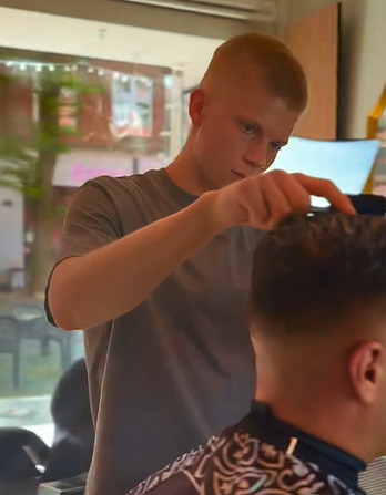Barber der laver fade-hårklip hos Malditoduende Tattoos & Barber i Ringsted