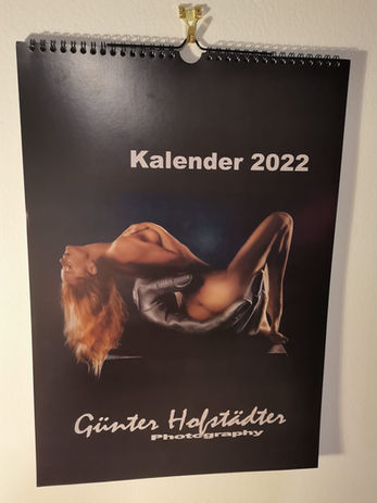 Kalender 2022 mit Frau in künstlerischer Pose, Günter Hofstädter.