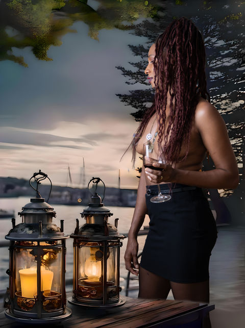 Toplose Frau mit Wein und Laternen blickt bei Dämmerung auf Hafen.