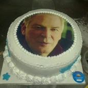 Edible photo cake with a printed image of Arik Einstein, made for Yediot Aharonot, Israel’s leading news newspaper.