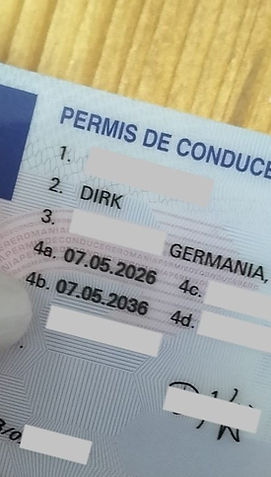 Dies ist ein rumänischer Führerschein von Dirk. Er zeigt das Ausstellungsdatum 07.05.2026. Die Gültigkeit des Führerscheins ist bis zum 07.05.2036. Der Führerschein enthält die üblichen Informationen, die auf einem Führerschein zu finden sind, wie z.B. die Kategorien der erlaubten Fahrzeuge.