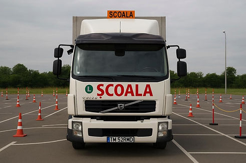 Rimänische Fahrschule auf dem Übingsplatz für LKW