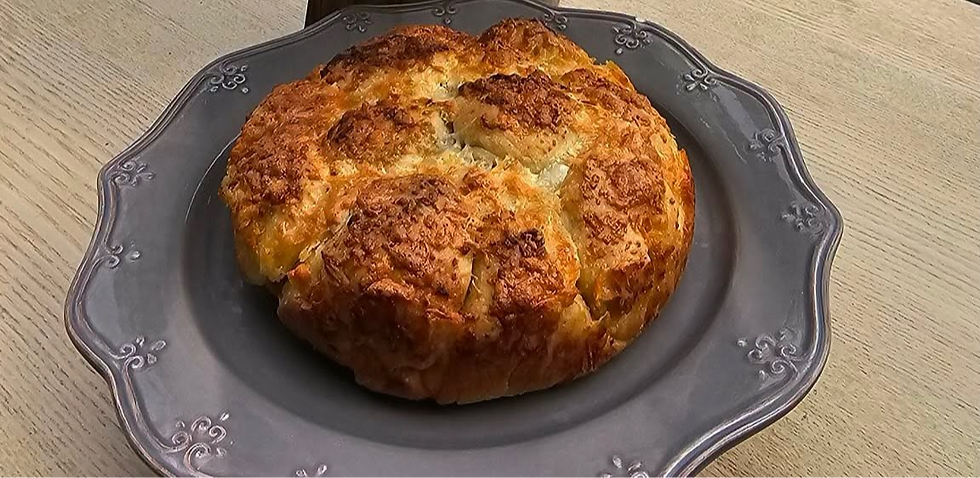 Pizza monkey bread salé à l’ail, pepperoni et fromage