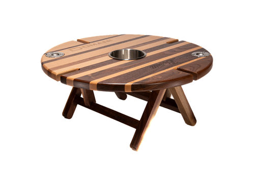 Elaborada en maderas sólidas de nogal y haya
Diseñada para ser utilizada sobre superficies como pasto y arena de playa
Para cuatro copas de vino y una botella
Plegable, fácil de cargar