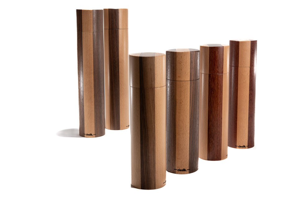 Con mecanismo de cerámica que no se corroe
capaz de moler especias muy duras sin dañarse
Tiene 7 grados de molienda
Disponible en varios tamaños para cocina o mesa
El grado mas fino es ideal para reducir el consumo de sal
Se puede usar para moler especias en general