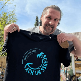 Tach un Tschüss, Florian Wisnewski, artlenburg, hoddie, Tshirt, biobaumwolle, community, tachuntschüss, hausfarben, Farben, werbegrafik, grafikbüro, freelancer, corporate design identity, degari grafikdesign, professionell, Profi, freelancer, werbung, homepage, erstellen, webdesign, fotografie, vektordatei, vektorgrafik, photoshop, bildbearbeitung, lüneburg, bleckede, lauenburg, adendorf, scharnebeck, bardowick, winsen, wismar, umkreis, nähe, landkreis, mediengestaltung, ella, gabriele ritter, flyer, prospekt, logo, kfz beschriftung, auto aufkleber, werbetechnik, fotografie, fotograf, printmedien broschüre, wix, marketing, werbeagentur, mediengestalter, mediengestaltung