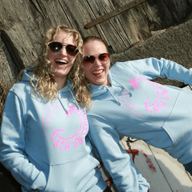 Tach un Tschüss, Florian Wisnewski, artlenburg, hoddie, Tshirt, biobaumwolle, community, tachuntschüss, grafikdesign, gabriele ritter, ella, layout, werbung für unternehmen und existenzgründer, corporate identity design, logo, erstellen, gestalten, gestaltung, layouten, flyer, prospekt, broschüre, social media beiträge, visitenkarten, briefpapier, autobeschriftung, schaufenstergestaltung, schaufensterbeschriftung, firmenschild, vektoren, photoshop, homepage website erstellen, webdesign, internetseite, freelancer, mediengestalter, werbeagentur, werbegrafik,, erstellung, lüneburg, bleckede, lauenburg, winsen, wismar, umgebung, umkreis, nähe, landkreis, uelzen, mediengestaltung, kommunikationsdesigner