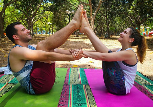 תרגול יוגה בשניים