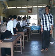 小中学校で勉強する子ども達