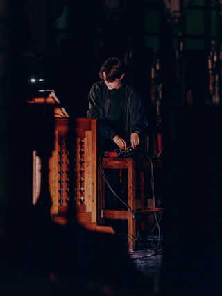 Annie Bloch manipulating organ sounds live in concert with effects and loops from her macbook pro