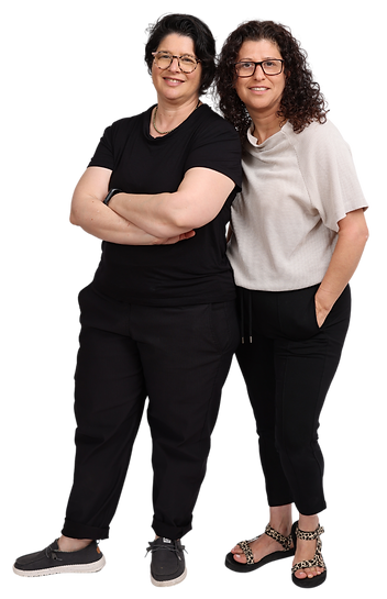 שלומית וסנדי שקוף גוף מלא.png