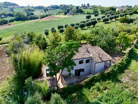 Trotse eigenaren van een "instapklare rustico" in le Marche; een quote van onze klant