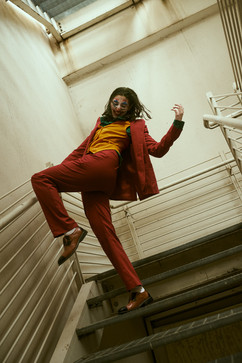 Cosplay Su scale Romics Joker DC, mentre balla con espressione divertita