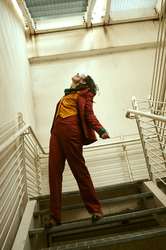 Cosplay Su scale Romics Joker DC, mentre balla