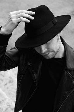 ritratto di attore con espressione di urlo