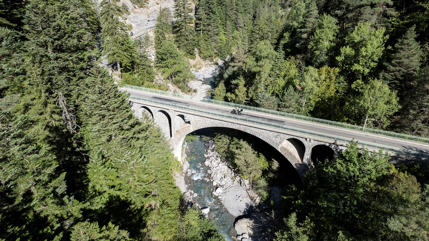 Moto sur le col de la Cayolle © Ubaye Tourisme (14).jpg