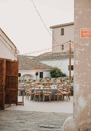 Banquete de boda en la plaza del pueblo de la finca La Torre by Bonho