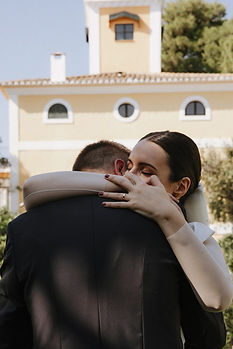 Pareja de novios en la masía para bodas valenciana La Huerta by Bonho