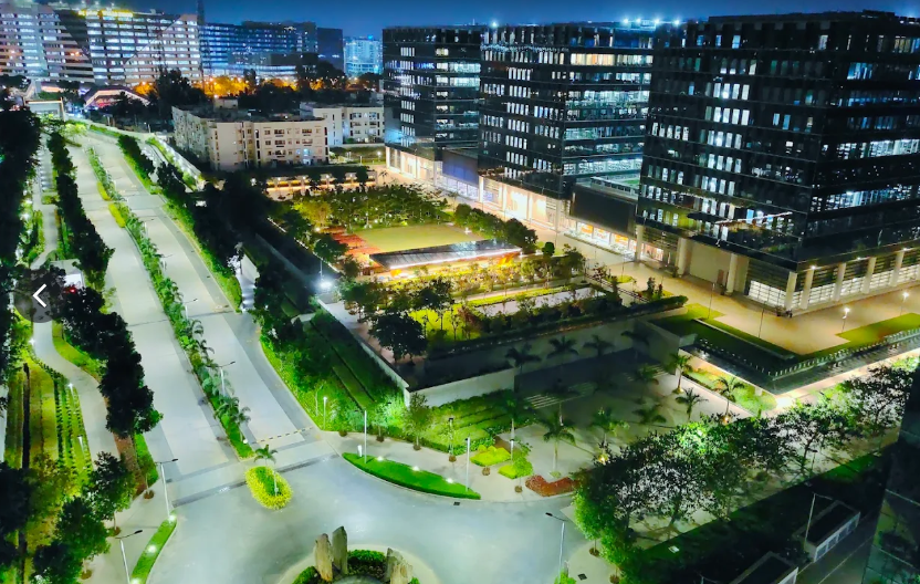 Night image of Helios Business Park