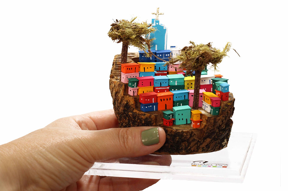 Escultura vila mini colorida feita à mão em tronco de árvore com casas e igreja, protegida por base de acrílico