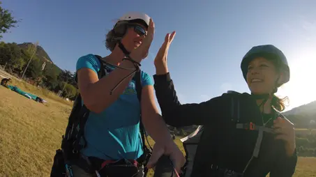 Parapente Toulouse (31) Haute-Garonne, Fly Parapente Millau vous propose des baptêmes de parapente, vol biplace dès 4 ans. Moniteurs diplomés. Ecole parapente stage initiation, perf. faites votre 1er vol en parapente !