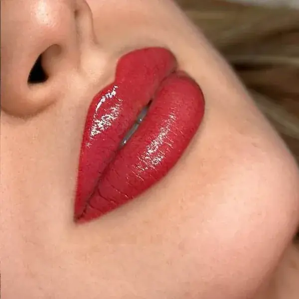 Nahaufnahme der roten Lippen, PMU Lippenpigmentierung Nachstechen, Hautdetail, lippenpigmentierung nachstechen hamburg.