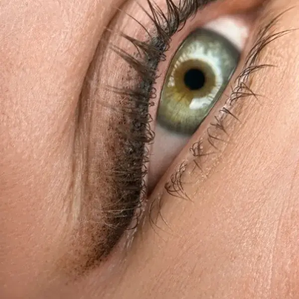 Permanent Make-up Lidstrich, eine Nahaufnahme des Auges. PMU Schattierter Lidstrich, Behandlung in Hamburg.