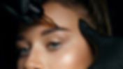 Frau erhält Microblading an Augenbraue, professionelle Beauty Behandlungen Hamburg.