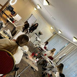 Frauen in einem Raum mit Tischen und Licht arbeiten. permanent make up vorher nachher.