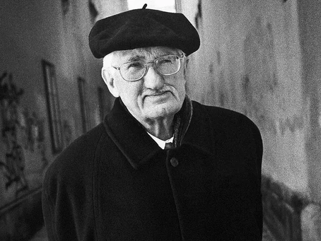 Jürgen Habermas’ın en temel eserleri, Kamusal Alanın Yapısal Dönüşümü ve İletişimsel Eylem Kuramı’dır. Frankfurt Okulu’nun yaşayan son temsilcisi olan Habermas, her iki kitabında da günümüz modernitesini eleştirerek modernliğin krizini anlamaya çalışır. Ona göre modernite, henüz "tamamlanmamış bir proje"dir.