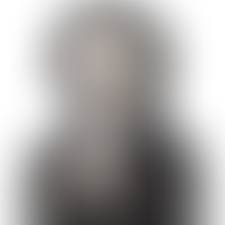 Immanuel Kant felsefesi temelde bir özne felsefesidir. Bilginin, ahlakın ve estetiğin kaynağı dış dünyada değil, öznenin zihinsel yetilerinde temellendirilir. Kant, insan zihnini üç ana yeti altında toplar: bilgi yetisi (saf akıl, doğa alanı), hoşlanma yetisi (yargı gücü, sanat ve güzellik alanı) ve arzulama yetisi (pratik akıl, ahlak ve siyaset alanı). Bu ayrım yalnızca sistematik bir sınıflandırma değildir; aynı zamanda Kant’ın teorik ve pratik alanlar arasındaki gerilimi nasıl çözdüğünü de gösterir.