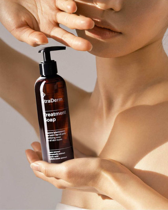 אישה מחזיקה סבון טיפוח עור StraDerm