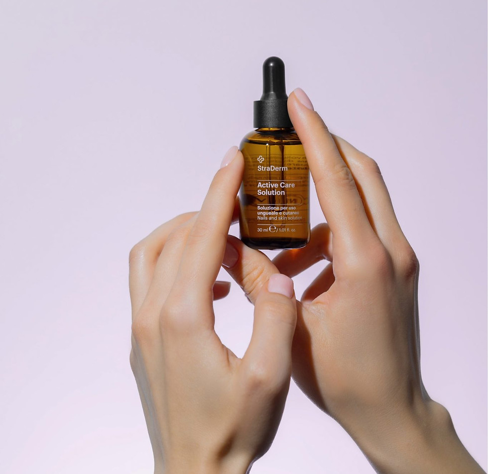 ידיים אוחזות בקבוק של טופות חמצן