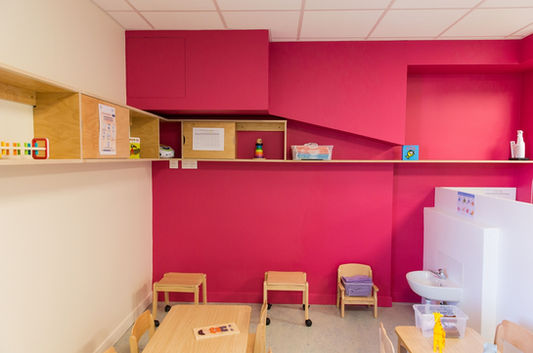 Microcrèche, crèche, micro-crèche, rose, fushia, salle d'éveil, éveil enfants, enfants, bébé, jeux d'enfant, table de change