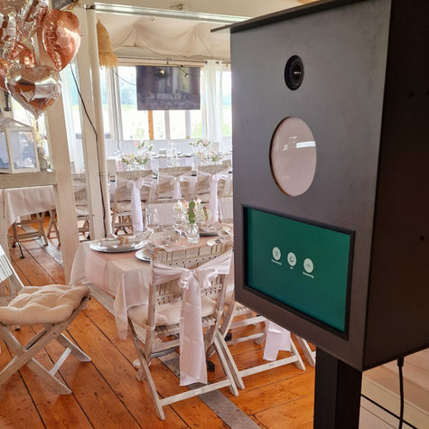 Moderne Fotobox im Blitzer Design in einer Hochzeitslocation