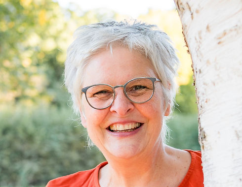 Gabriele im Park traumasensibles Coaching für Frauen, die mit Menschen arbeiten