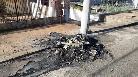 Mais uma lixeira é incendiada em Cachoeirinha