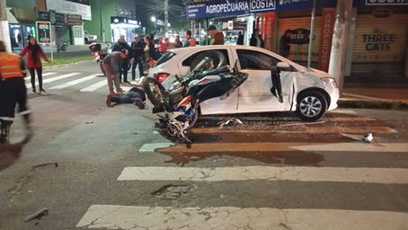 Acidente entre carro e moto na Parada 66