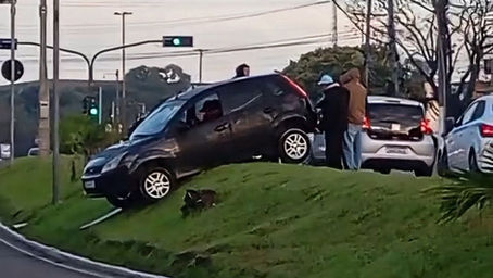Motorista erra manobra e fica preso em barranco na Avenida Dorival, em Gravataí