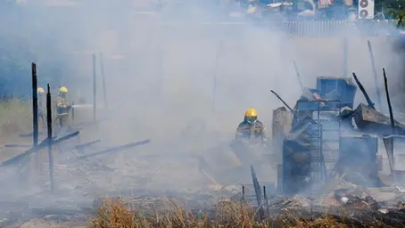Incêndio destrói deposito de materiais na zona Norte de Porto Alegre
