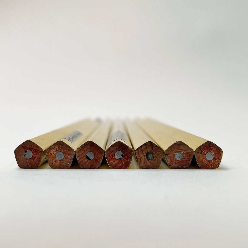 サムネイル： 金色の五角形の「幸運」鉛筆