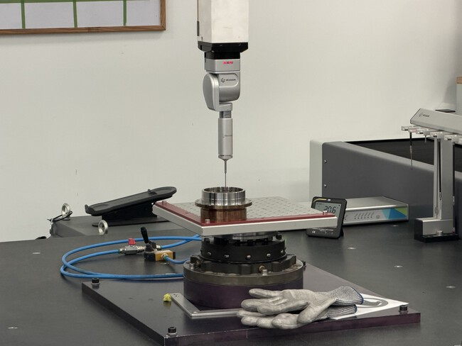 El control de calidad es exhaustivo. Una máquina de medición por coordenadas (MMC) comprueba con precisión micrométrica las tolerancias de una pieza recién mecanizada. Al estar todo automatizado, la tasa de errores de mecanizado es inferior al 2%. Imagen: Xataka.