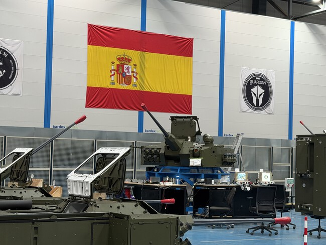 Área de pruebas y calibración final de las torres Guardian. Cada sistema se conecta a equipos informáticos que simulan y verifican su correcto funcionamiento antes de ser entregado a las Fuerzas Armadas. Imagen: Xataka.