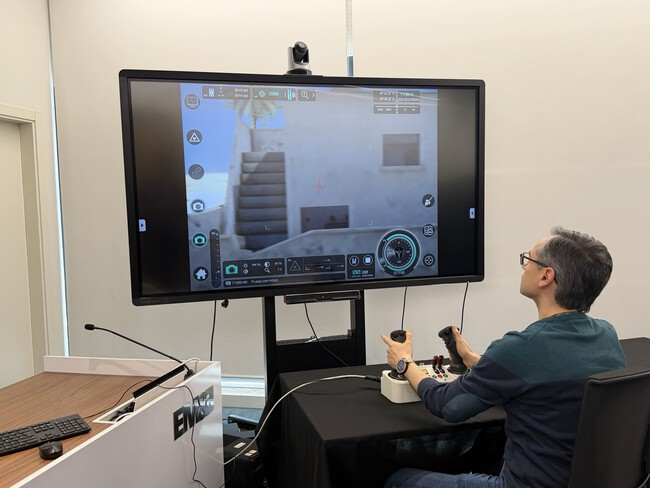 Un operador a los mandos del simulador táctico. El sistema replica con exactitud los controles físicos (freno, gatillo, joystick direccional) y el software de la torre real, exigiendo al usuario aplicar los mismos procedimientos que en un vehículo de combate. Imagen: Xataka.