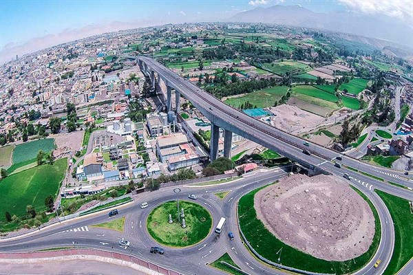 Embajadora británica en Perú propone proyectos sistémicos, eficientes y económicos