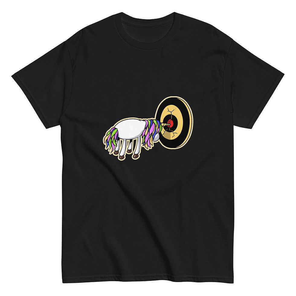 Un t shirt représentant une licorne qui sert de fléchette, plantée dans le centre de la cible.